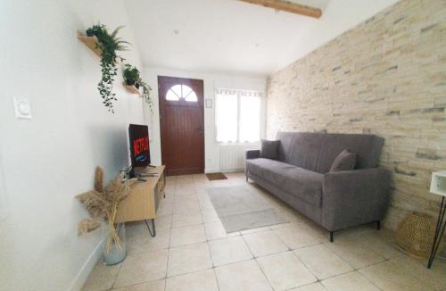 Orly Apartment | Maison Pierre & Poutres - Parking - Orly 10min