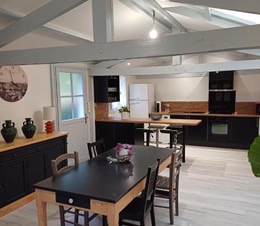 Montcuq House | Maison Pittoresque