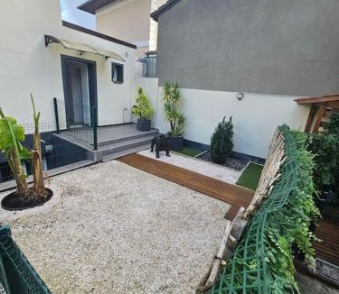 La Courneuve Apartment | Maison récente avec jardin et terrasse, bien desservie