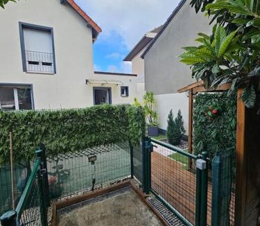 La Courneuve Apartment | Maison récente avec jardin et terrasse, bien desservie