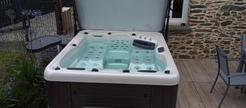 Saint-Ebremond-de-Bonfosse House | Maison rénovée dans le bocage Normand avec jacuzzi