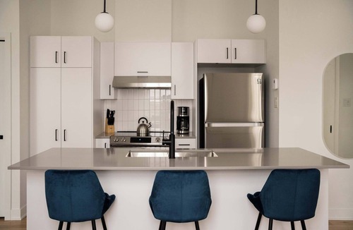 Ville-Marie Apartment | Maison Rasco Two-Bedrooms Apartment Old Montreal Prime Spot Pet Friendly Self Check-In Access Full Kitchen Wi-Fi AC