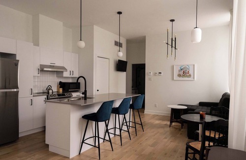 Ville-Marie Apartment | Maison Rasco Two-Bedrooms Apartment Old Montreal Prime Spot Pet Friendly Self Check-In Access Full Kitchen Wi-Fi AC