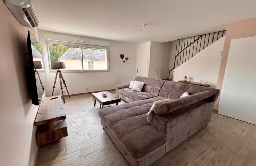 Clermont-Creans House | Maison Rosie - Maison moderne cozy avec extérieur