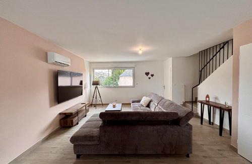 Clermont-Creans House | Maison Rosie - Maison moderne cozy avec extérieur