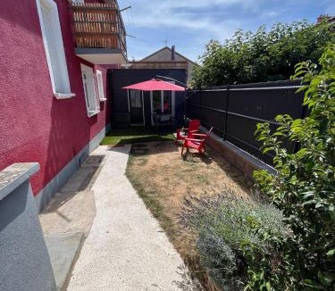 Millau Apartment | Maison rouge