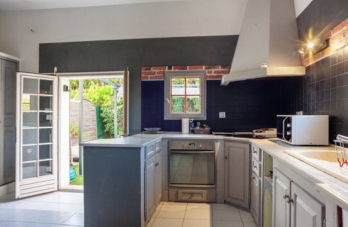 Six-Fours-les-Plages House | Maison Roxane with shared pool, private terrace and Wi-Fi