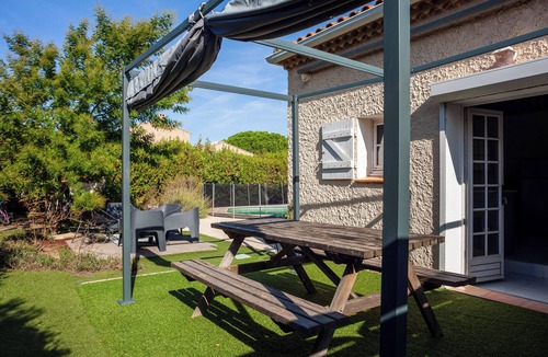 Six-Fours-les-Plages House | Maison Roxane with shared pool, private terrace and Wi-Fi