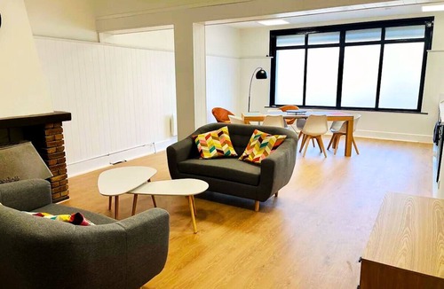 Anzin House | Maison Spacieuse: 6 Chambres,12 Pers, 4 SdB - Confort Total