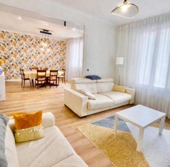 Miroir - Batignolles Apartment | Maison spacieuse avec salle de jeux proche 24H du Mans