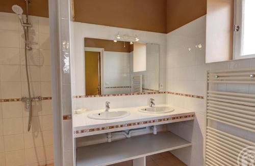 Chalain-le-Comtal House | Maison spacieuse avec piscine chauffée, 4 chambres à Chalain-le-Comtal - FR-1-496-48