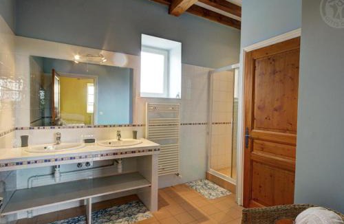 Chalain-le-Comtal House | Maison spacieuse avec piscine chauffée, 4 chambres à Chalain-le-Comtal - FR-1-496-48