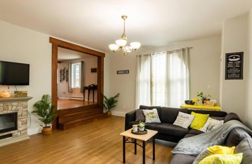 Saint-Damien-de-Buckland Ski Chalet | Maison spacieuse pres du Massif spa et jeux pour famille