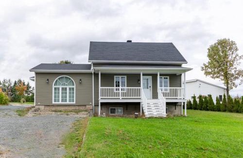Saint-Damien-de-Buckland Ski Chalet | Maison spacieuse pres du Massif spa et jeux pour famille