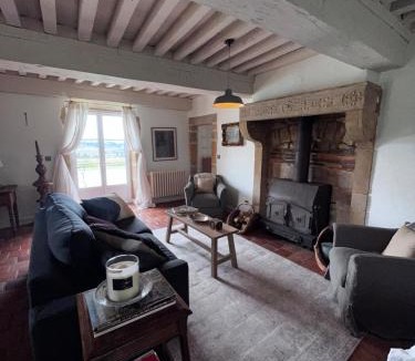 Saint-Julien-de-Civry House | Maison Stirling Bourgogne Sleeps 8 Pool