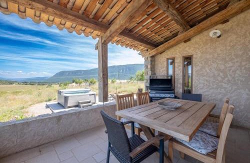 Laragne-Monteglin House | Maison Time-out