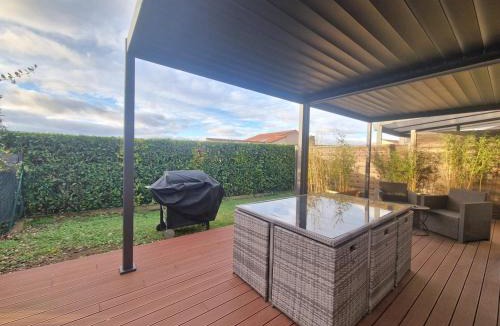 Pont-du-Chateau House | Maison Tropicale #Terrasse#Confort