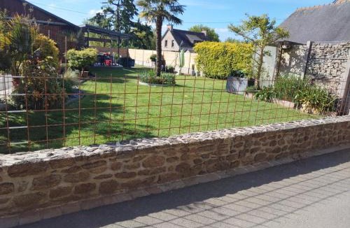 Lanvallay House | Maison vacances proche Dinan Couple et bébé