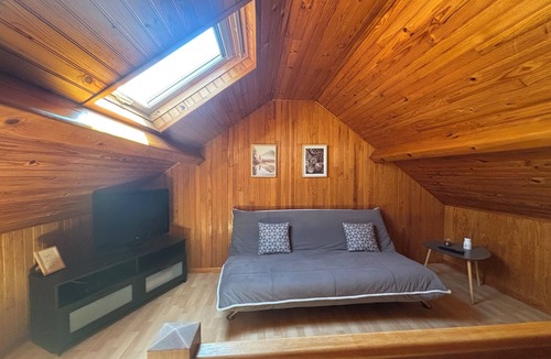 Clarac House | Maisonette on shared plot with private terrace and private passageway.