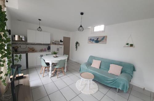 Anneyron Apartment | Maisonnette abj