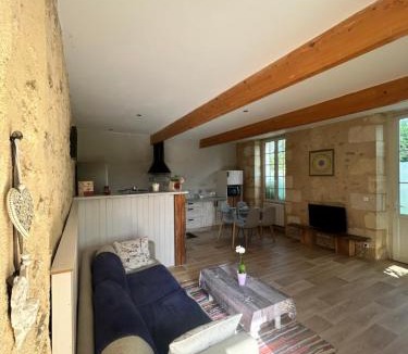 Cubnezais Apartment | Maisonnette avec terrasse de la Bellue