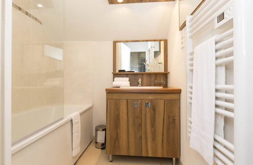 Le Tronchet Condo | Maisonnette Charmante + Terrasse | Piscine + Sauna