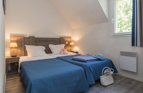 Le Tronchet Condo | Maisonnette Charmante + Terrasse | Piscine + Sauna