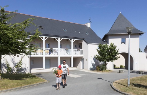 Le Tronchet Condo | Maisonnette Charmante + Terrasse | Piscine + Sauna
