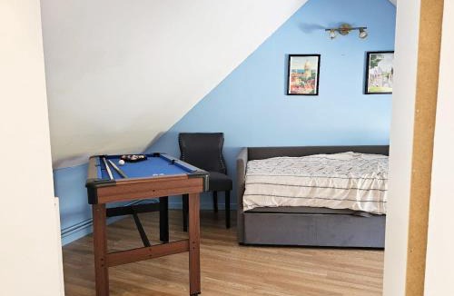 Outreau Apartment | Maisonnette en duplex avec Jardin-Babyfoot et Billard