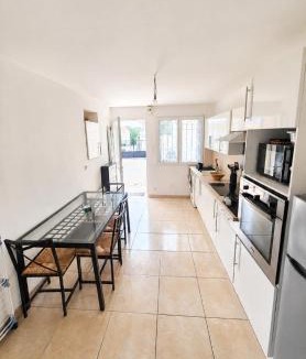 Saint-Barnabe Apartment | Maisonnette rénovée avec cour, clim et métro à 5 min