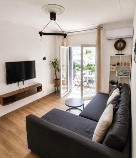 Saint-Barnabe Apartment | Maisonnette rénovée avec cour, clim et métro à 5 min