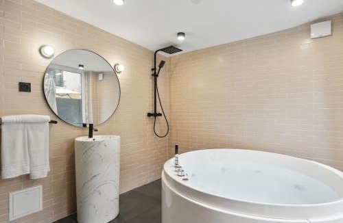 Maisons-Alfort Apartment | Maisons Alfort 6 Luxurious little house with private garden and Jacuzzi