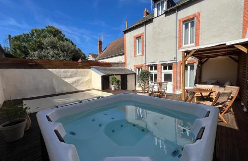 Romorantin-Lanthenay House | Maisons Sauvages - Piscine & Jacuzzi - Proche Zoo de Beauval & Châteaux