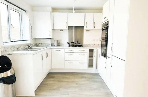 Willesborough House | Maize Walk Retreat - Ashford Beauty