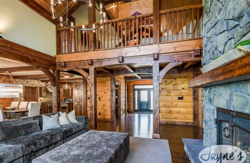 Selwyn Cottage | Majestic 5bdrm 5bath post & beam cottage on Chemong Lake!