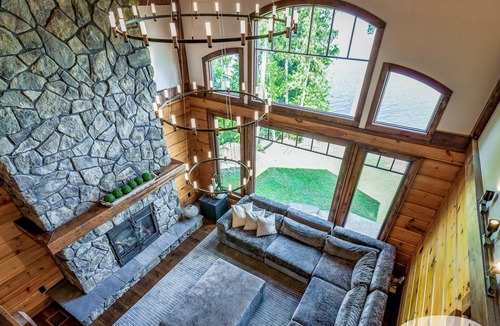 Selwyn Cottage | Majestic 5bdrm 5bath post & beam cottage on Chemong Lake!