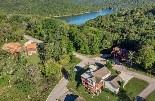 Smithville Ski Chalet | Majestic at Blue Center Hill Lake