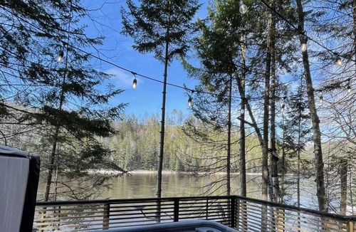 Trois-Rives Ski Chalet | Majestic chalet with spa at the water's edge.