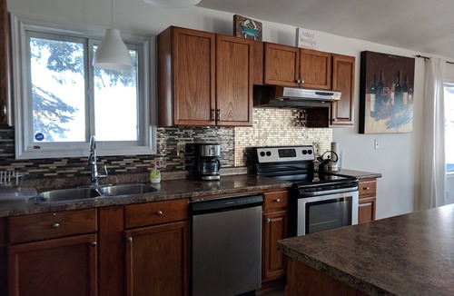 Leamington Cottage | Majestic Lake Erie Views - Serene Waterfront Cottage Getaway