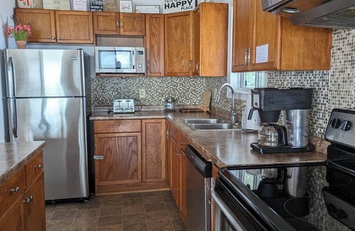 Leamington Cottage | Majestic Lake Erie Views - Serene Waterfront Cottage Getaway