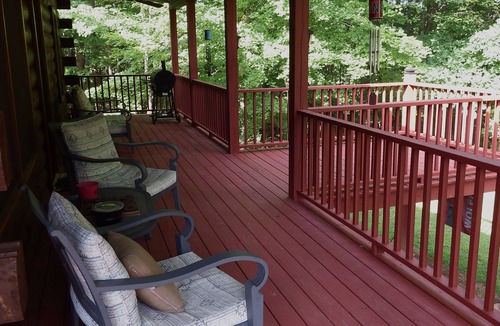 Roxboro Cabin | Majestic Lakefront Log Cabin located in the NC High Plains