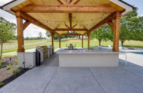 Lebanon House | Majestic Manor-Private Hundred Acre Yard-Pool/Spa