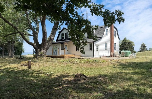 Lincoln House | Majestic Oasis by the shores of Lake Ontario minutes away from Niagara Falls