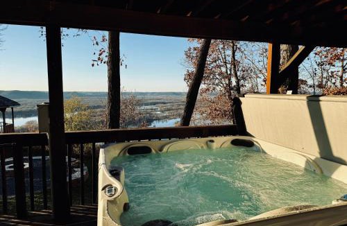 De Soto House | Majestic View Sleeps 10 Hot Tub