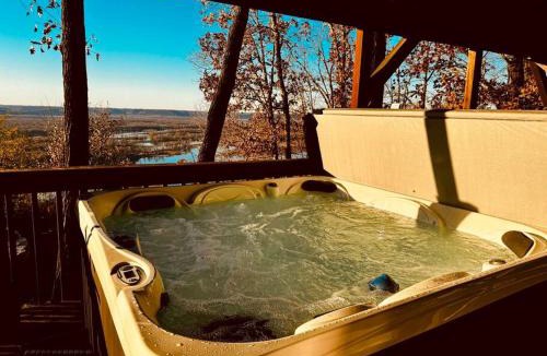De Soto House | Majestic View Sleeps 10 Hot Tub