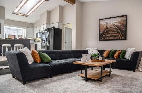 Council Bluffs House | Majestic VIEWS FunAmenities & Best for Huge Group