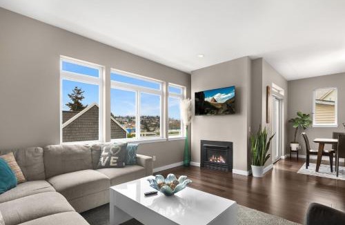 Southeast Magnolia House | Majestic Views with a Hot Tub!