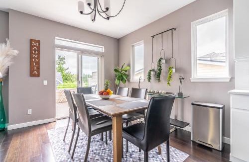 Southeast Magnolia House | Majestic Views with a Hot Tub!