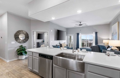 Table Rock Condo | Majestic Walk-in Lake Condos-No stairs AND Views for Mile-2 outdoor spaces-5 mins to Branson| 124