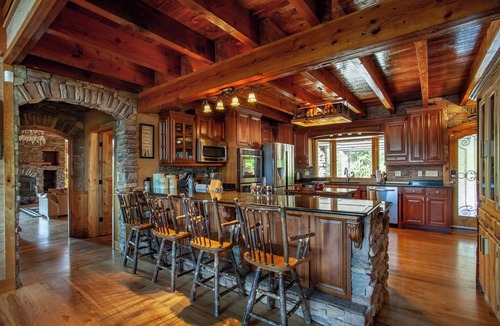 Sevierville Cabin | Majestica Lodge - Rock Wall -Outdoor Pool - Arcades - Views!